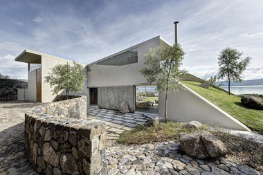 Lake House / Juan Ignacio Castiello Arquitectos