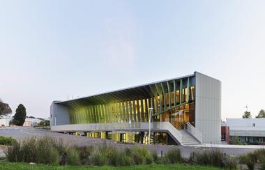 Knox Innovation Opportunity and Sustainability Centre / Woods Bagot