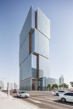 Torre de oficinas Banco Al Hilal / Goettsch Partners