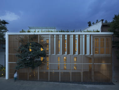Elongated Industrial Box - Ding Hui Yuan Zen & Tea Chamber / He Wei