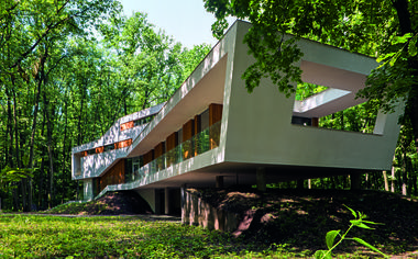 Uma Casa Na Floresta / Igloo Architecture