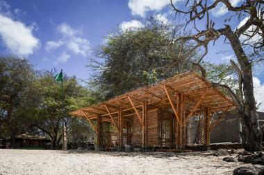 Playa Man 简易沙滩淋浴房 / The Scarcity and Creativity Studio