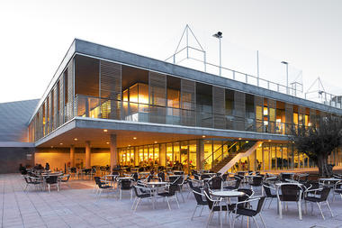 The Helios Swimming Centre's General Services Building / ACXT