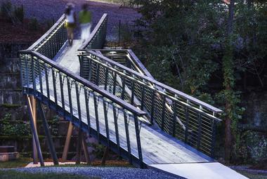 Smith Creek Pedestrian Bridge / design/buildLAB
