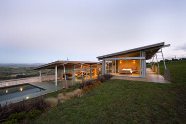 Foothills House  / Strachan Group Architects