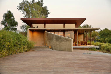 Visitors Entrance Pavilion at Glade One / Khosla Associates