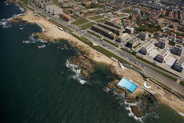 Gallery of These Stunning Photos Commemorate the 50th Anniversary of Alvaro Siza's Pool On The Beach  - 3
