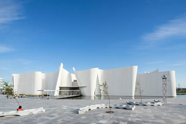 Cómo se construyeron los muros inclinados y curvos que dan forma a la última obra de Toyo Ito en México