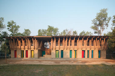 Escuela hecha a mano / Anna Heringer + Eike Roswag