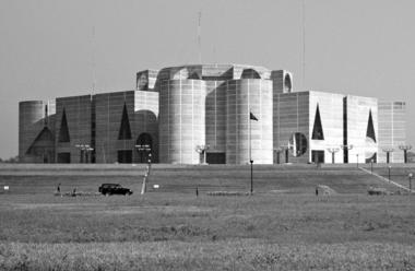Clássicos da Arquitetura: Assembléia Nacional de Bangladesh / Louis Kahn