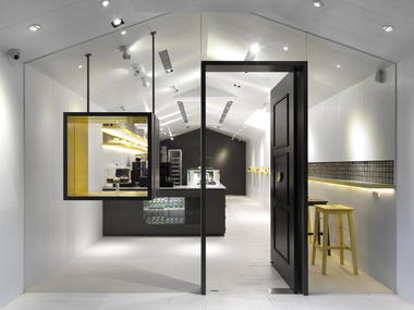Les Bébés Cupcakery / JC Architecture