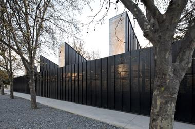 Alianza Francesa Jean Mermoz School / Guillermo Hevia García  + Nicolás Urzúa Soler