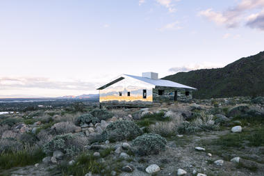 Reflective Ranch-Style House Captures the American West in New Installation