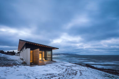 宽阔的湾湿地的瞭望台 / Omar Gandhi Architect