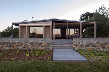 The Plinth House / Luke Stanley Architects