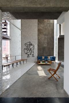 Conversation in Grey / Anagram Architects
