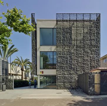 Gallery of Public Library and Socio-Cultural Center / Singular Studio  - 1