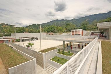 Colégio Bicentenário / Campuzano Arquitectos