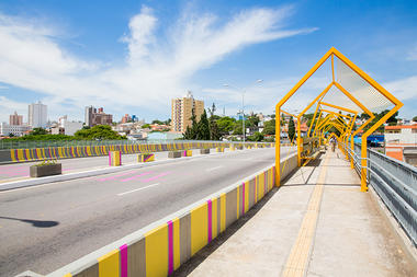 Zoom constrói instalação urbana sob viaduto em Jundiaí