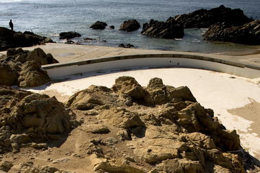 Gallery of These Stunning Photos Commemorate the 50th Anniversary of Alvaro Siza's Pool On The Beach  - 9