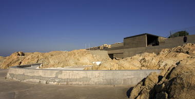 Gallery of These Stunning Photos Commemorate the 50th Anniversary of Alvaro Siza's Pool On The Beach  - 10