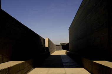 Gallery of These Stunning Photos Commemorate the 50th Anniversary of Alvaro Siza's Pool On The Beach  - 16