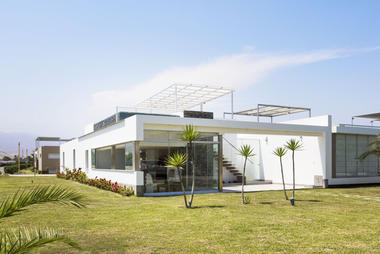 Casa en Playa Cocoa / Renzo Monzón