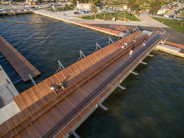 Galería de Puente peatonal y espacio recreativo Bostanlı / Studio Evren Başbuğ  - 1