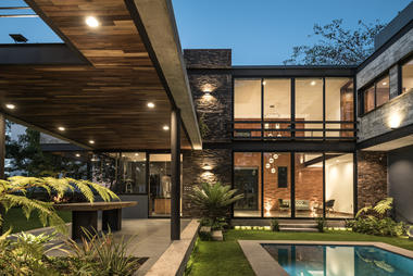 Casa KALYVAS   / Di Frenna Arquitectos