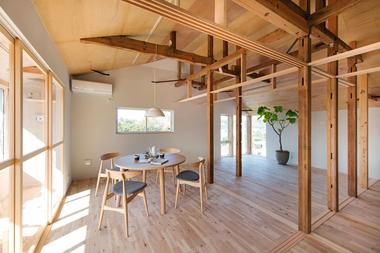 House Between Pillars / Camp Design