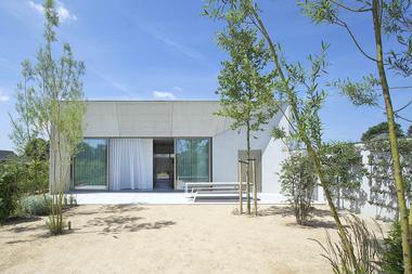 Casa de hormigón organizada alrededor de un patio central / CLAUWERS & SIMON architectes