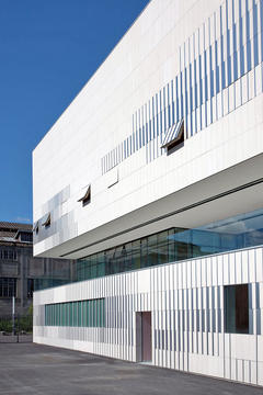 Gallery of Pajol Sports Centre  / Brisac Gonzalez  - 6