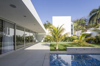 Casa Ancha / Augusto Quijano Arquitectos