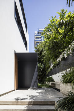 Galería de Casa U / Ronnie Alroy Architects  - 18