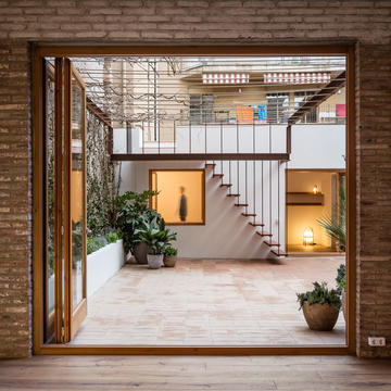 Gallery of Gallery-House / Carles Enrich  - 11