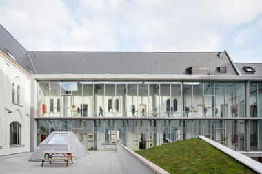 从哥特风格的修道院，到灵活多变的儿童学校 / evr-Architecten + Callebaut Architecten