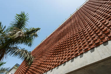 Gallery of Brick Curtain House / Design Work Group  - 6