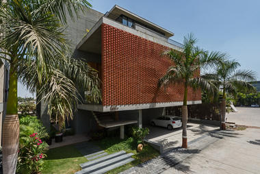 Gallery of Brick Curtain House / Design Work Group  - 7
