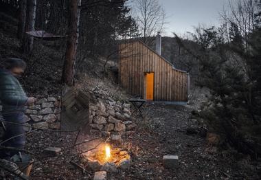 Gallery of Tom's Hut  / raumhochrosen  - 1