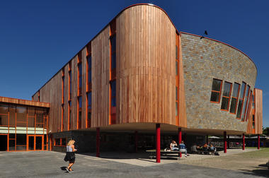天然材料的自然结合 Markenhage 学校 / Natrufied Architecture
