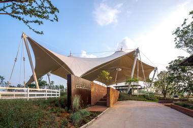 Centro ecuestre en Luxelakes Eco-City / Chengdu Wide Horizon Investment Group