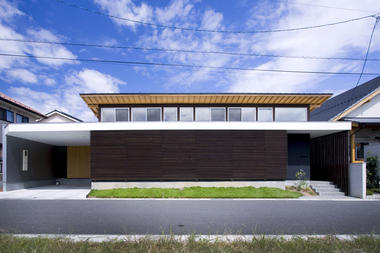 Trough House / Youichi Kouno