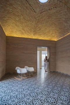 Casa de terra / earthLAB Studio