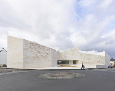 画廊 切割屋顶，与城市肌理融合 Cour et Jardin / Atelier Fernandez & Serres  - 1