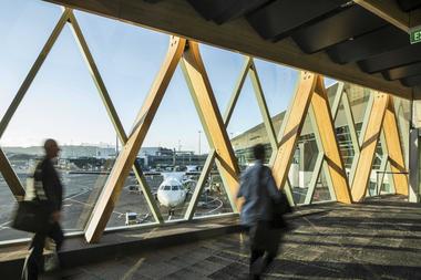 Estrutura de grande porte construída em madeira laminada colada