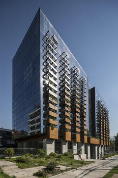 如何处理建筑与基地关系：Francisco de Aguirre 办公楼 / Stein-Suazo Arquitectos