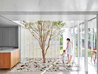 Casa Avenida Naranga  / James Russell Architect
