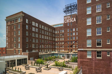The Chisca on Main  / Bounds and Gillespie Architects + Looney Ricks Kiss