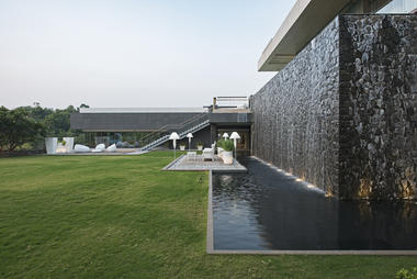 Aurelia - House Under a Pool / SHROFFLEoN