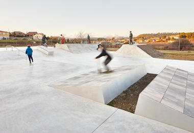 NAVARCLES SKATEPLAZA / PMAM + SKATE ARCHITECTS